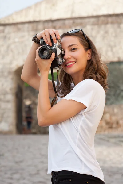 Mujer joven tomando fotos —  Fotos de Stock