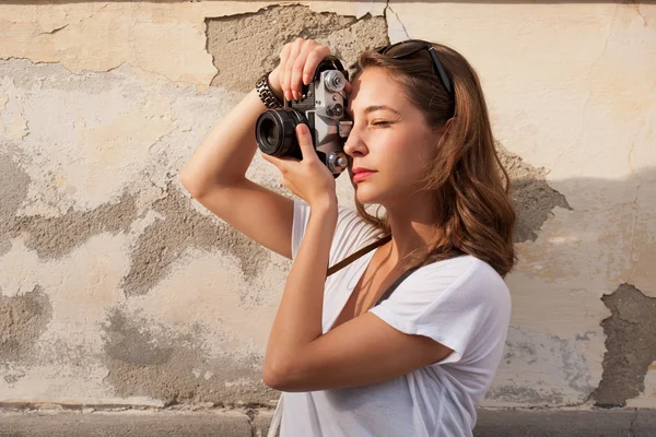 Mujer joven tomando fotos —  Fotos de Stock