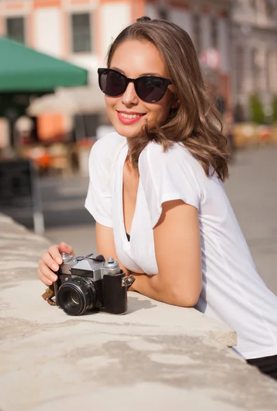 Mujer morena usando cámara analógica . — Foto de Stock