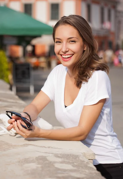 Brunette beauty taking photos. — Stock Photo, Image