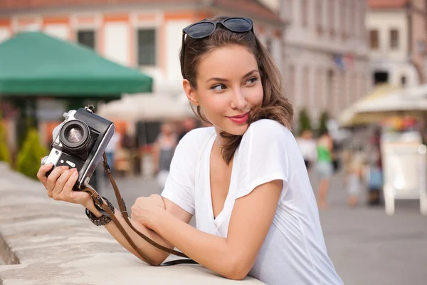Bruneta žena pomocí analogové kamery. — Stock fotografie