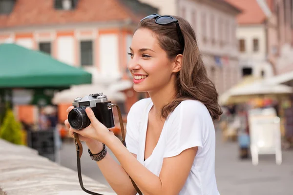 Brunette femme utilisant un appareil photo analogique . — Photo