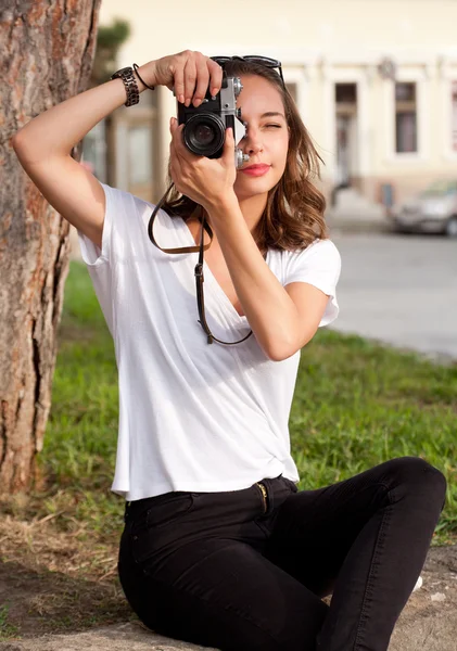 Brunette beauty taking photos. — Stock Photo, Image