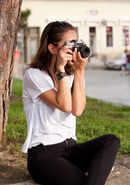 Brunette vrouw met behulp van analoge camera. — Stockfoto