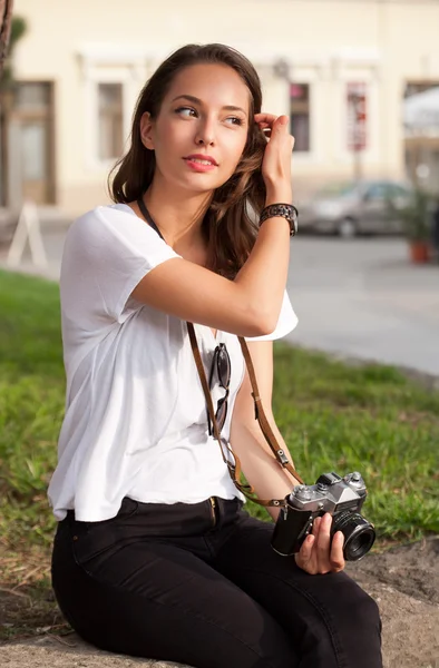 Brünette Schönheit beim Fotografieren. — Stockfoto