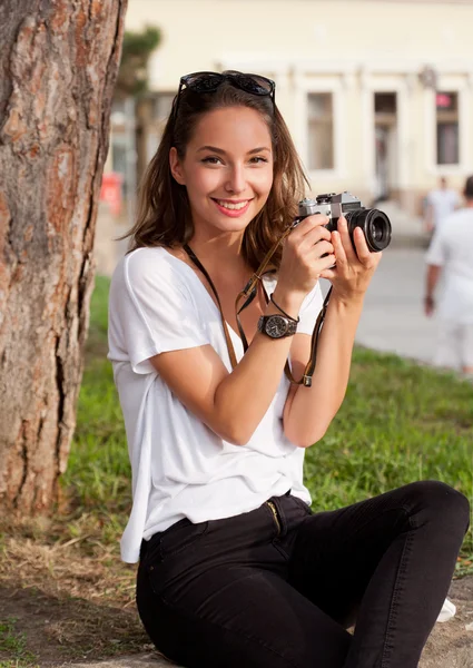 Bruneta žena pomocí analogové kamery. — Stock fotografie