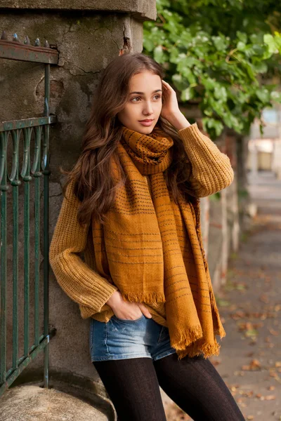 Beleza morena em roupas de outono . — Fotografia de Stock