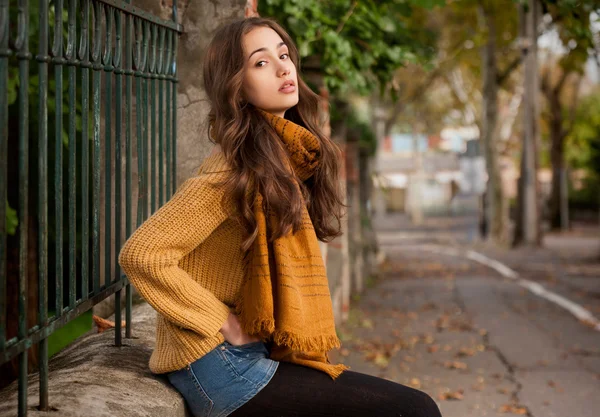 Brünette Schönheit in herbstlicher Kleidung. — Stockfoto