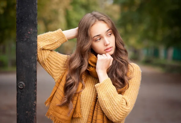 Brunette beauty in autumn clothes. — Stock Photo, Image