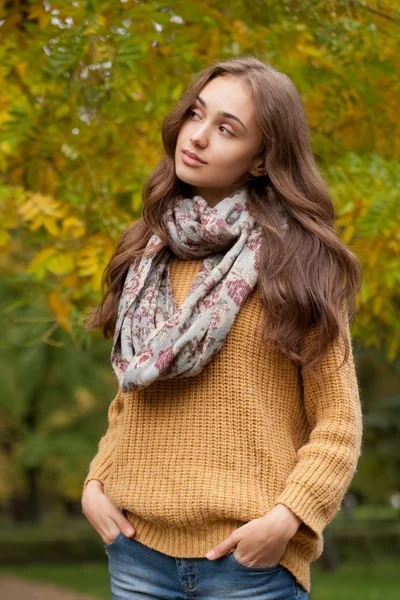 Brunette beauty in autumn clothes. — Stock Photo, Image
