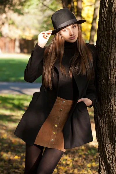 Brunette beauty in autumn clothes. — Stock Photo, Image