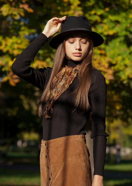 Bruneta krása v podzimní oblečení. — Stock fotografie