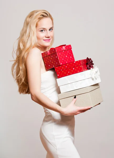 Νεαρή ξανθιά γυναίκα με κουτιά δώρων. — Φωτογραφία Αρχείου