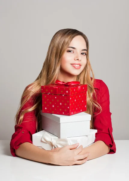 Bella giovane donna con scatole regalo . — Foto Stock