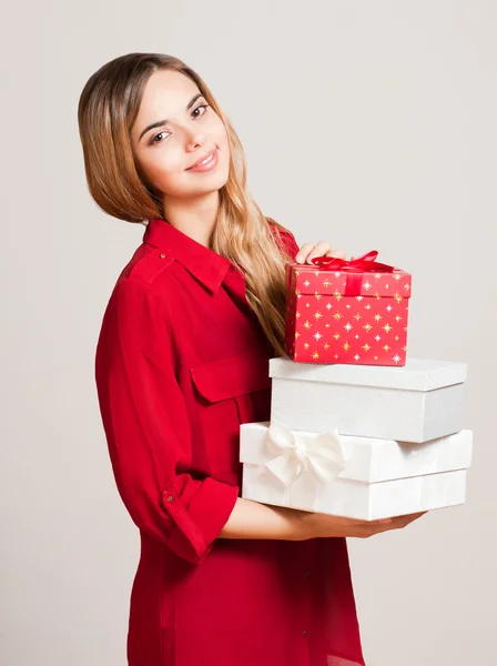 Mooie jonge vrouw met geschenkdozen. — Stockfoto