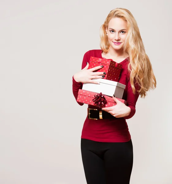 Jeune femme blonde avec des boîtes-cadeaux . — Photo