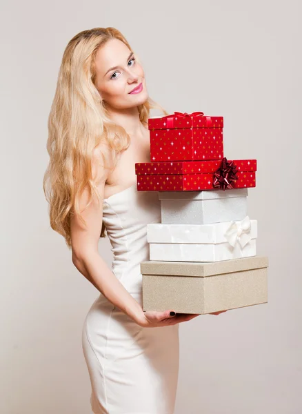 Blonde Weihnachtsschönheit. — Stockfoto