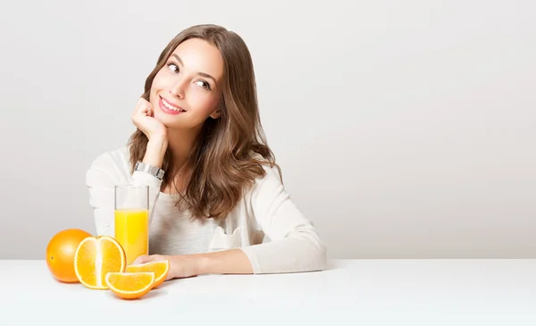 Gesunde junge brünette Schönheit. — Stockfoto