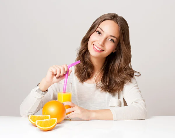 Giovane donna bruna con succo d'arancia . — Foto Stock