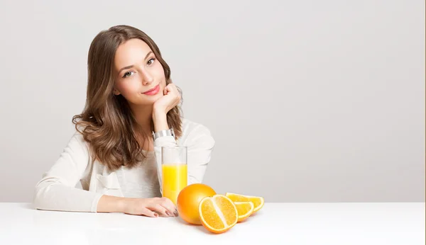 Junge brünette Frau mit Orangensaft. — Stockfoto