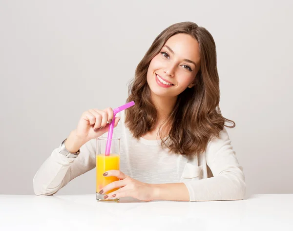 Gesunde junge brünette Schönheit. — Stockfoto