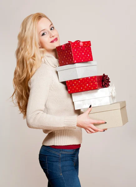 Junge blonde Frau mit Geschenkschachteln. — Stockfoto