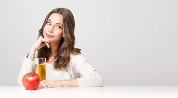 Gesunde junge brünette Schönheit. — Stockfoto