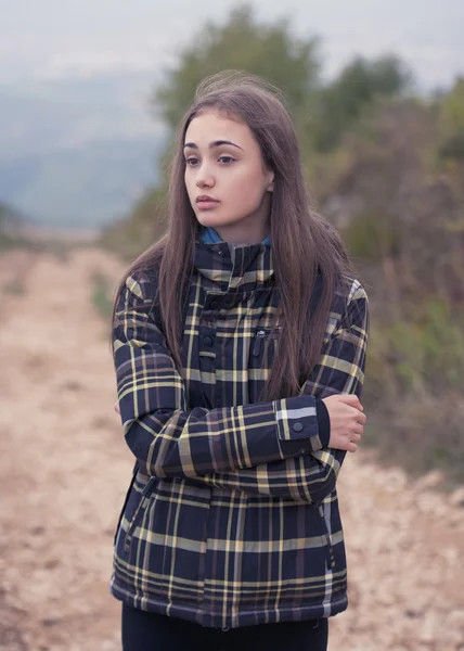 Retrato de joven morena senderismo al aire libre en la naturaleza . —  Fotos de Stock