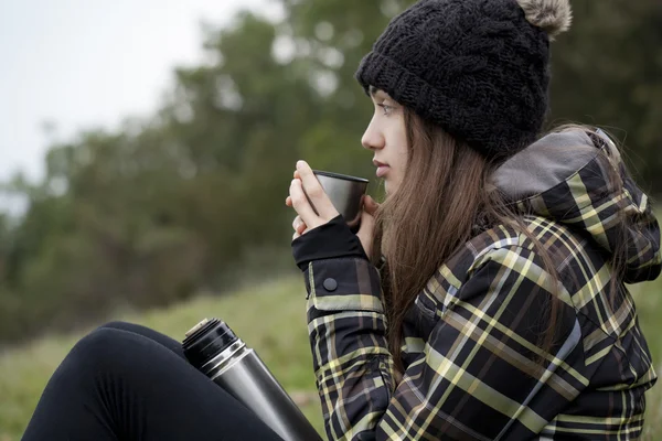 Young brunette woman outdoors in nature. — Stock Photo, Image