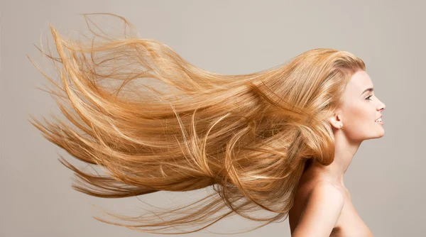 Capelli scorrevoli sorprendenti . — Foto Stock