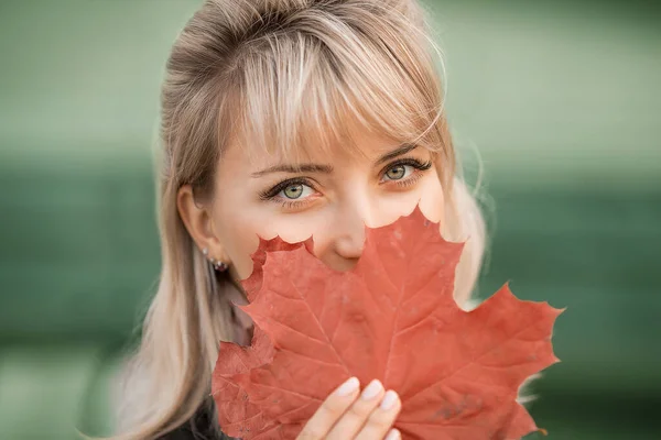 Blonde Girl Green Eyes Hides Large Maple Leaf Close — Stock Photo, Image