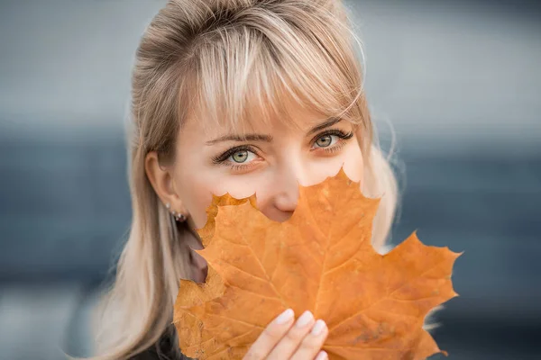 Blondynka Zielonymi Oczami Chowa Się Dużym Liściem Klonu Zamknij Się — Zdjęcie stockowe