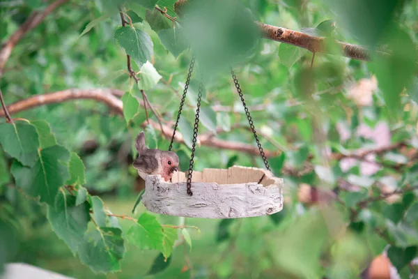 一只木制的鸟在树枝间啄食谷粒 — 图库照片