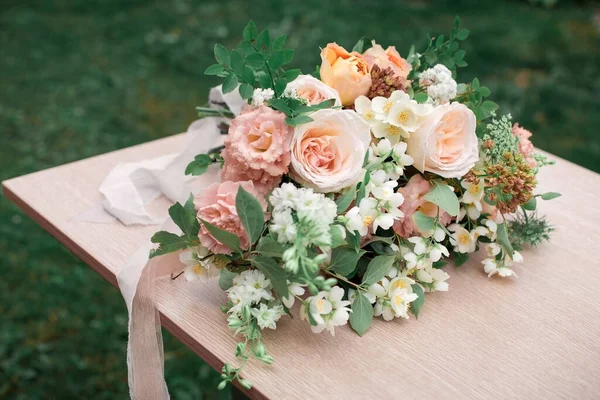 Bouquet Mariage Orange Vert Sur Table Beige — Photo