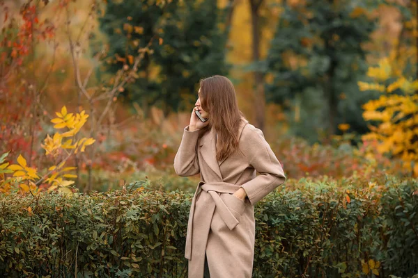 Una Ragazza Con Aspetto Euroasiatico Cappotto Rosa Jeans Blu Con — Foto Stock