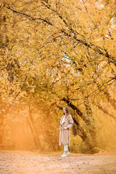 Кавказька Дівчинка Рожевому Пальто Сині Джинси Отворами Танцюють Осінньому Парку — стокове фото