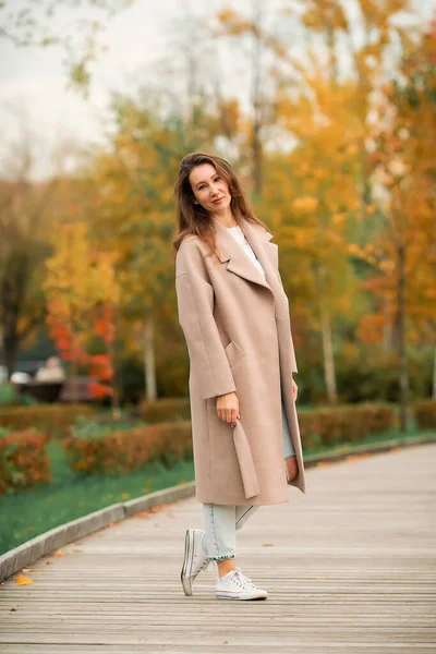 Una Chica Caucásica Con Abrigo Rosa Vaqueros Azules Con Agujeros —  Fotos de Stock