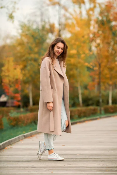 Una Chica Caucásica Con Abrigo Rosa Vaqueros Azules Con Agujeros — Foto de Stock