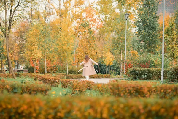 Кавказька Дівчинка Рожевому Пальто Сині Джинси Отворами Танцюють Осінньому Парку — стокове фото