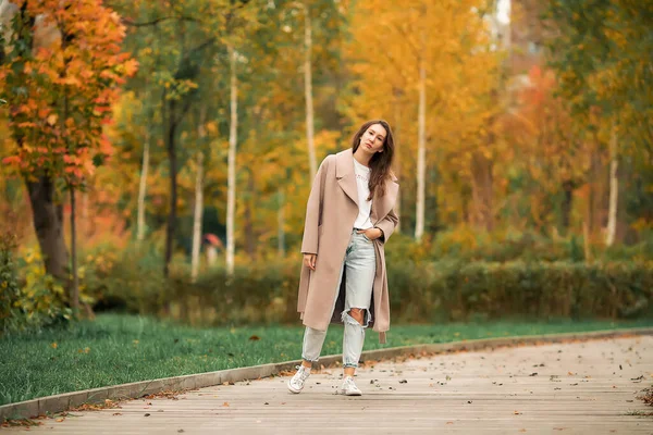 Ein Europäisch Asiatisches Mädchen Rosa Mantel Und Blauer Jeans Mit — Stockfoto