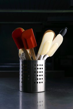 Pişirme aletleri çeşitli mutfak masası üzerinde