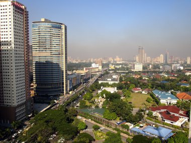 Cityscape ve Pasig City ve komşu kasaba Mandaluyong ve San Juan şehir manzarası