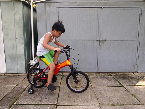 屋外の公園で自転車に乗る少年 — ストック写真