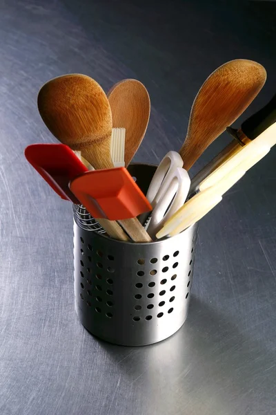 Varietà di utensili da forno su un tavolo da cucina — Foto Stock