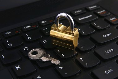 Asma kilit ve anahtarı, bilgisayar klavyesindeki