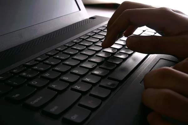 Mecanografía manual en un teclado de ordenador — Foto de Stock