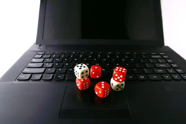 在电脑键盘上的游戏骰子 — 图库照片
