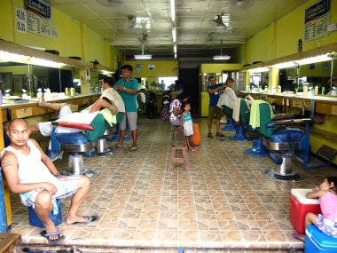 Antipolo City, Filipinler'de bir berber dükkanı