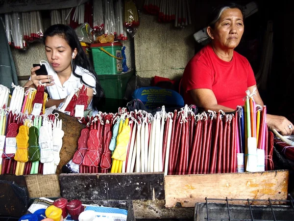 Un vendedor al lado de la famosa Iglesia Antipolo vende una amplia variedad de velas de colores . —  Fotos de Stock