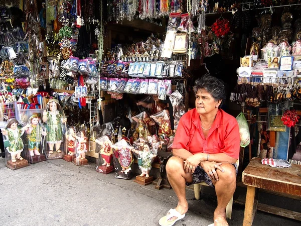 Ein Verkäufer neben der berühmten Antipolokirche verkauft eine große Auswahl an religiösen Gegenständen. — Stockfoto